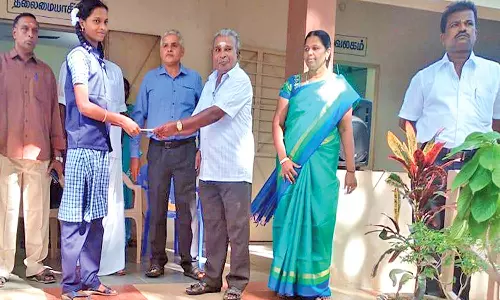 சாம்பவர்வடகரை அரசு  பள்ளியில் பொதுத்தேர்வில் முதல் 2 இடங்கள் பெற்ற மாணவ- மாணவிகளுக்கு பரிசு