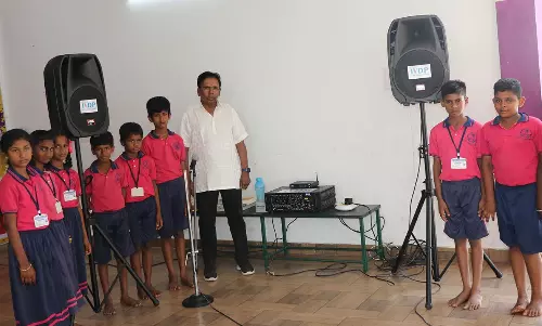 அரசு நடுநிலைப்பள்ளிக்கு ரூ.1.34 லட்சம் மதிப்பில் கல்வி உதவித்தொகை