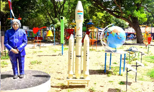 கோவை டாடாபாத்தில் அப்துல்கலாம் சிலையுடன் அமைக்கப்பட்ட அறிவியல் பூங்கா