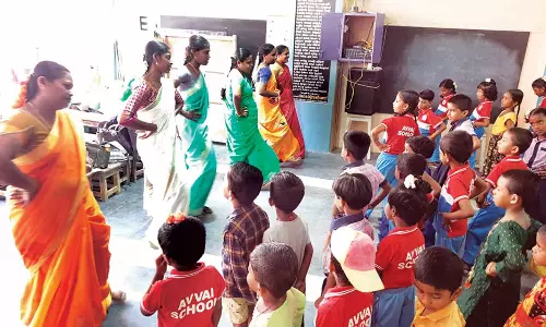 திருவையாறில், மாணவர்களை நடனமாடி வரவேற்ற ஆசிரியைகள்