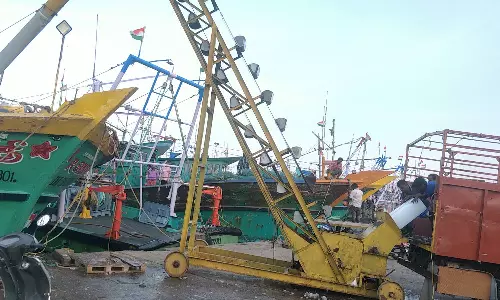 மீன்பிடி தடை காலம் இன்றுடன் முடிவு- காசிமேட்டில் 800 விசைப்படகுகள் கடலுக்குள் மீன்பிடிக்க செல்கின்றன