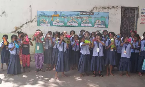 அரசு பள்ளிகளில் மாணவர்களை உற்சாகமாக வரவேற்ற ஆசிரியர்கள்