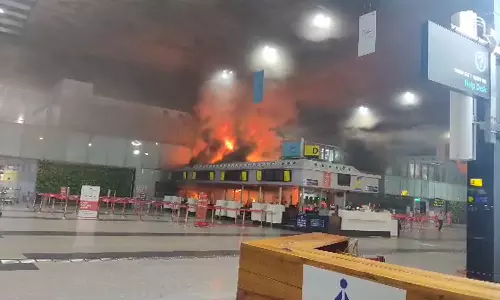 கொல்கத்தா சர்வதேச விமான நிலையத்தில் திடீர் தீ - யாருக்கும் பாதிப்பில்லை என மந்திரி டுவீட்