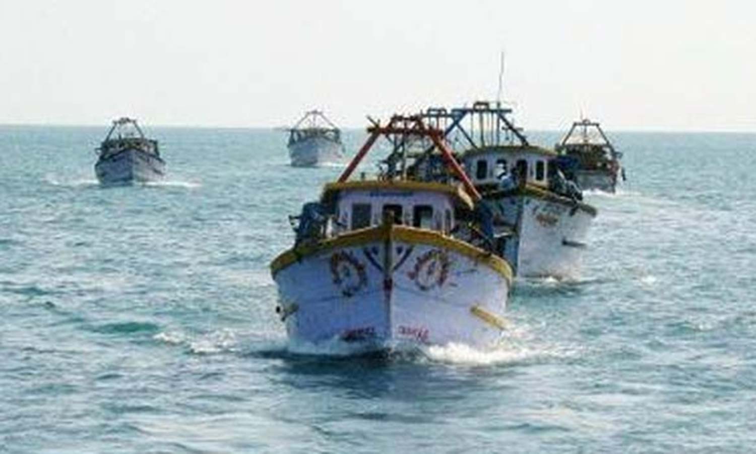 தடைகாலம் முடிந்தது- நூற்றுக்கும் மேற்பட்ட விசைப்படகுகளில் கடலுக்கு சென்ற பாம்பன் மீனவர்கள்