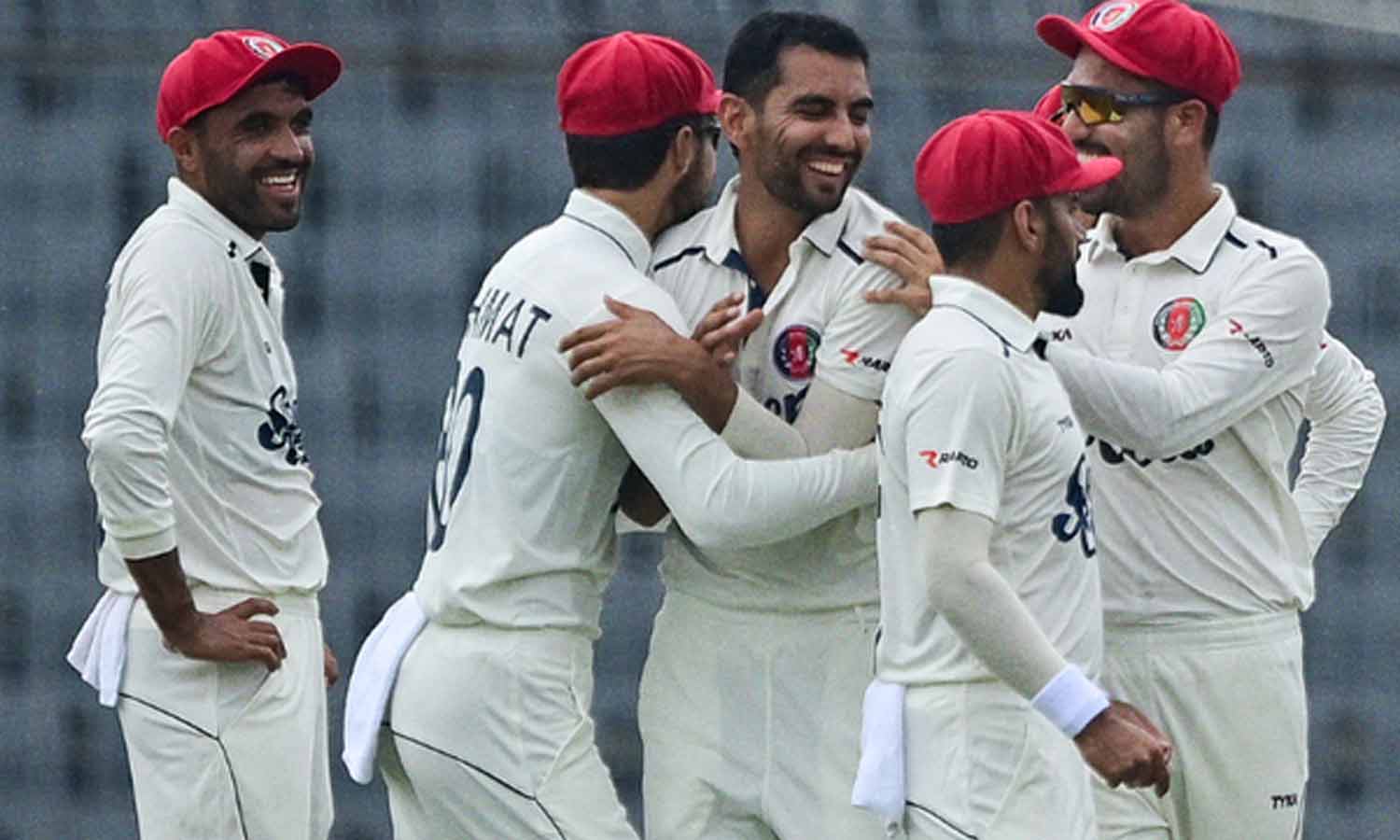 கடைசி 5 விக்கெட்டுகளை வெறும் 20 ரன்னில் இழந்த வங்களாதேசம்: முதல் இன்னிங்சில் 382-க்கு ஆல் அவுட்