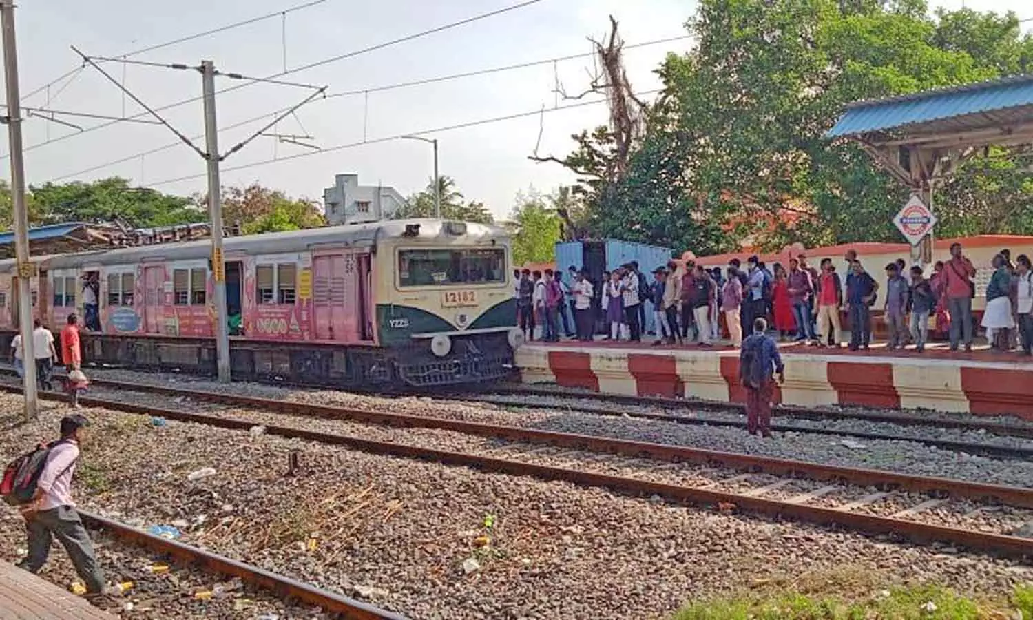 கும்மிடிப்பூண்டியில் இருந்து வரும் புறநகர் பயணிகள் 4-வது நாளாக தவிப்பு- தினமும் ரெயில் வருகை தாமதம் கும்மிடிப்பூண்டியில் இருந்து வரும் புறநகர் பயணிகள் 4-வது நாளாக தவிப்பு- தினமும் ரெயில் வருகை தாமதம்