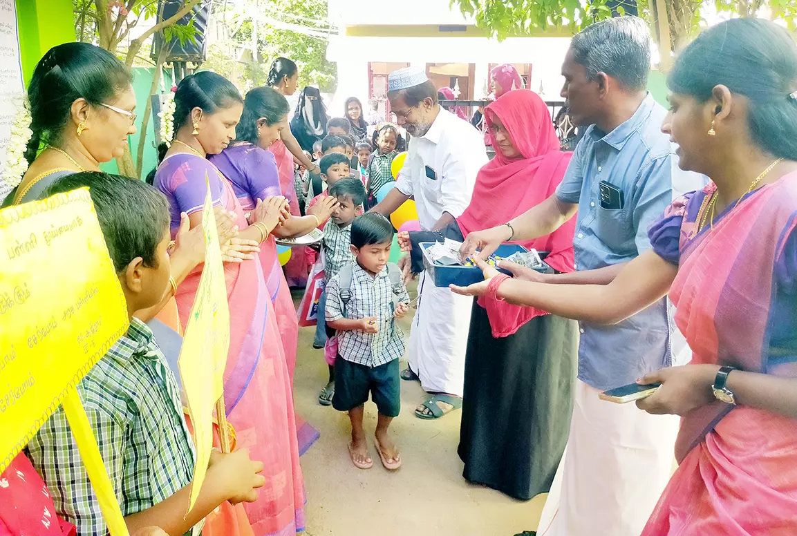 அரசு பள்ளியில் மாணவர்களுக்கு வரவேற்பு