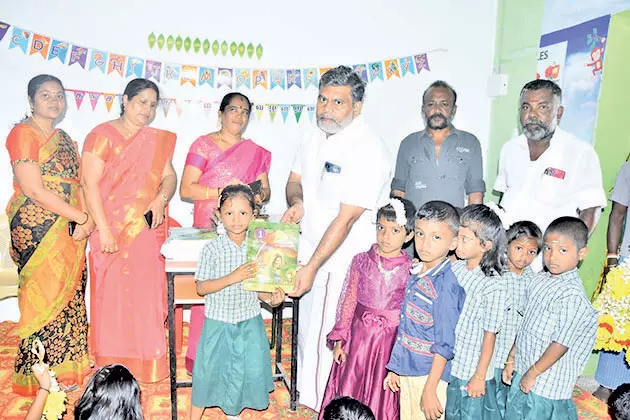 கடையநல்லூர் நகராட்சி பள்ளியில் மாலை அணிவித்து மாணவ- மாணவிகளுக்கு வரவேற்பு