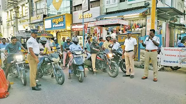 கோவில்பட்டியில் போக்குவரத்து போலீசார் சார்பில் வாகன ஓட்டிகளுக்கு விழிப்புணர்வு கோவில்பட்டியில் போக்குவரத்து போலீசார் சார்பில் வாகன ஓட்டிகளுக்கு விழிப்புணர்வு