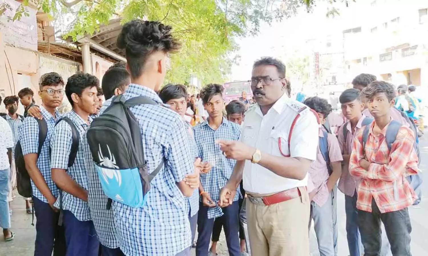 மாணவர்கள் படிக்கட்டு பயணத்தை தவிர்க்க வேண்டும்- போக்குவரத்து போலீசார் விழிப்புணர்வு மாணவர்கள் படிக்கட்டு பயணத்தை தவிர்க்க வேண்டும்- போக்குவரத்து போலீசார் விழிப்புணர்வு