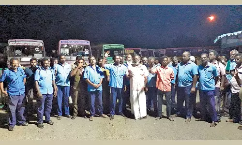 டிரைவர், கண்டக்டரை தாக்கிய கும்பலை கைது செய்யக்கோரி பஸ்களை இயக்காமல் தொழிலாளர்கள் போராட்டம்