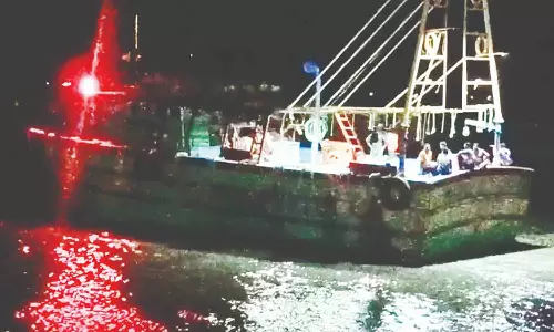 நாகை, மயிலாடுதுறை, தஞ்சை மாவட்ட மீனவர்கள் ஆழ்கடலுக்கு மீன்பிடிக்க சென்றனர்