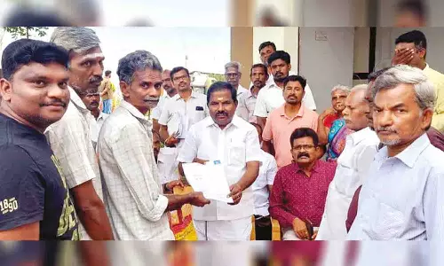 அடுக்குமாடி குடியிருப்பு பொதுமக்களிடம் குறைகள் கேட்ட கே.என்.விஜயகுமார் எம்.எல்.ஏ.,