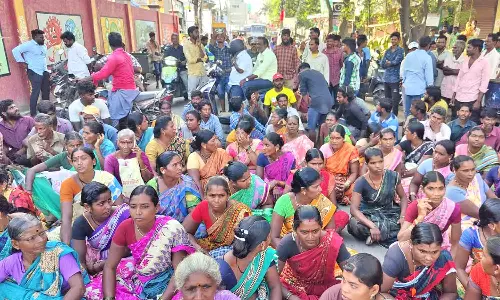 சம்பளம் பாக்கி: திருவேற்காடு நகராட்சி அலுவலகம் முன்பு 200 தூய்மை பணியாளர்கள் மறியல்