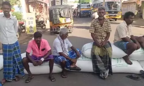கூத்தக்குடி நேரடி நெல் கொள்முதல் நிலையத்தில் நெல் மூட்டைகளை எடை போட வலியுறுத்தி விவசாயிகள் சாலை மறியல்