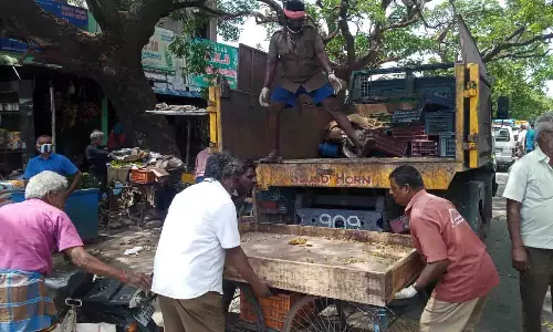உடுமலையில் சாலையோர ஆக்கிரமிப்புகள் அகற்றம்