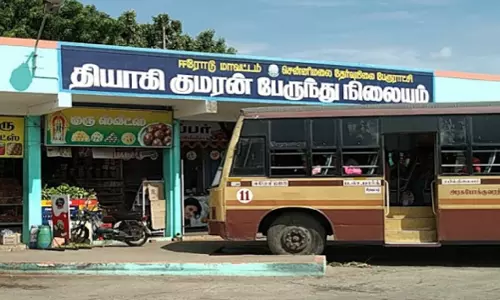 சென்னிமலை பஸ் நிலையத்தில் தவிக்கும் தொழிலாளர்கள்