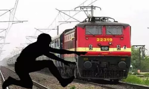 ஆரல்வாய்மொழி அருகே ரெயில் முன் பாய்ந்து மின்வாரிய ஊழியர் தற்கொலை