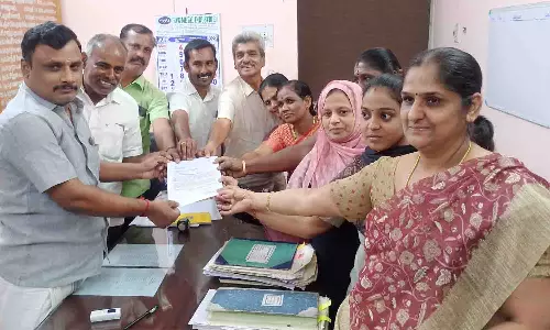பல்லடம் நகராட்சியில் திடக்கழிவு மேலாண்மை ஒப்பந்தத்தை ரத்து செய்ய வேண்டும் - ஆணையரிடம் கவுன்சிலர்கள் மனு