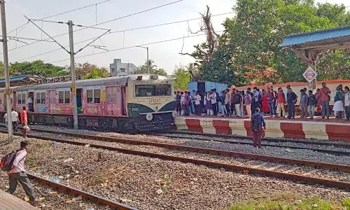 கும்மிடிப்பூண்டியில் இருந்து வரும் புறநகர் பயணிகள் 4-வது நாளாக தவிப்பு- தினமும் ரெயில் வருகை தாமதம்