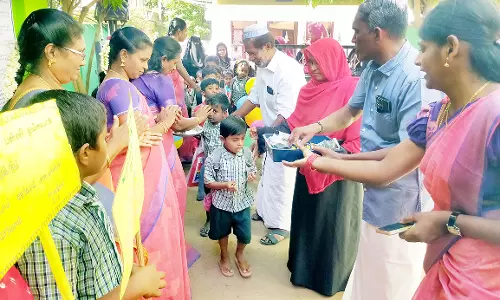 அரசு பள்ளியில் மாணவர்களுக்கு வரவேற்பு