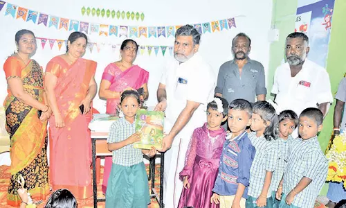 கடையநல்லூர் நகராட்சி பள்ளியில் மாலை அணிவித்து மாணவ- மாணவிகளுக்கு வரவேற்பு