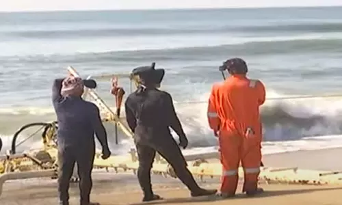 சிங்கப்பூருக்கு பதிக்கப்பட்டு வரும் கேபிள் வயர்கள் பட்டினப்பாக்கம் கடலில் வெளியே வந்தன- மீண்டும் பதிக்க தீவிர முயற்சி