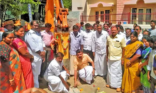 நெல்லை மாநகராட்சி 32-வது வார்டில் ரூ.20 லட்சத்தில் பேவர் பிளாக் சாலை அமைக்கும் பணி