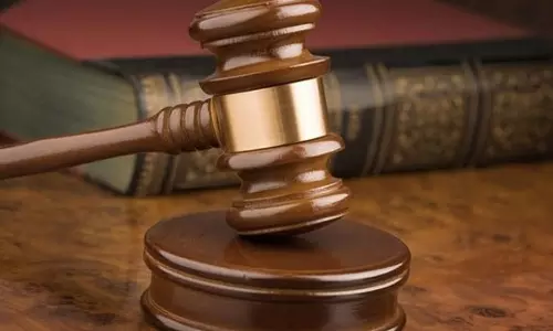 நெகமம் அருகே விடுதலை சிறுத்தைகள் கட்சி பிரமுகரின் கார் கண்ணாடி உடைப்பு