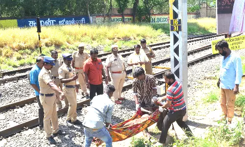 கோவையில் தண்டவாளத்தில் பிணமாக கிடந்த வாலிபர்