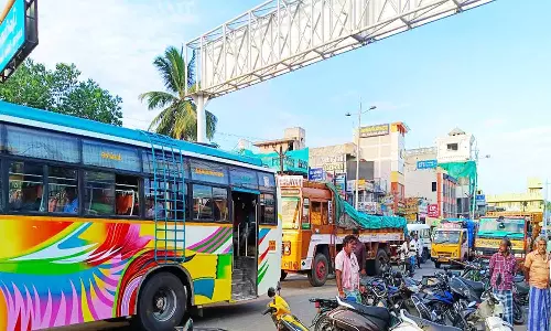 புதிய பஸ் நிலையத்தின் வெளியே நிற்கும் பஸ்களால் நெரிசல்