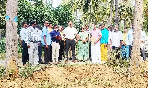 கைத்தறி ஜவுளி பூங்கா அமைக்கும் இடத்தை கலெக்டர் ஆய்வு