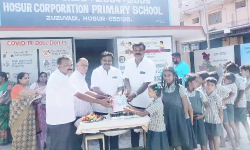 மாணவ, மாணவிகளுக்கு  இனிப்பு வழங்கி வரவேற்பு