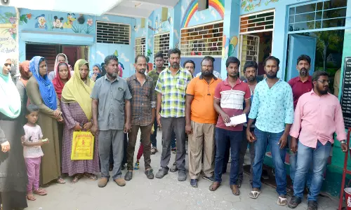 பள்ளியை முற்றுகையிட்ட பெற்றோர்