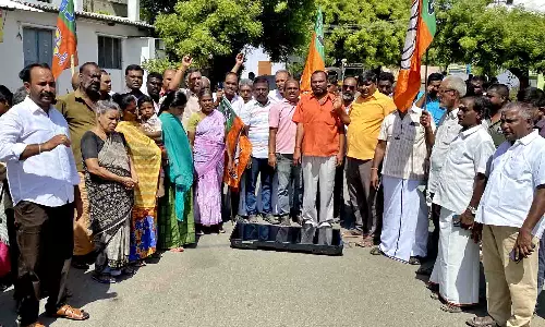 திருப்பூரில் மின்வாரிய அலுவலகத்தை பா.ஜனதா கட்சியினர் முற்றுகையிட்டு போராட்டம்