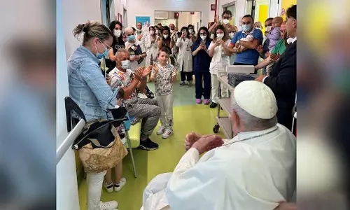 அறுவை சிகிச்சைக்கு பிறகு வீல் சேரில் வந்து புற்றுநோயால் பாதித்த குழந்தைகளை சந்தித்த போப் பிரான்சிஸ்