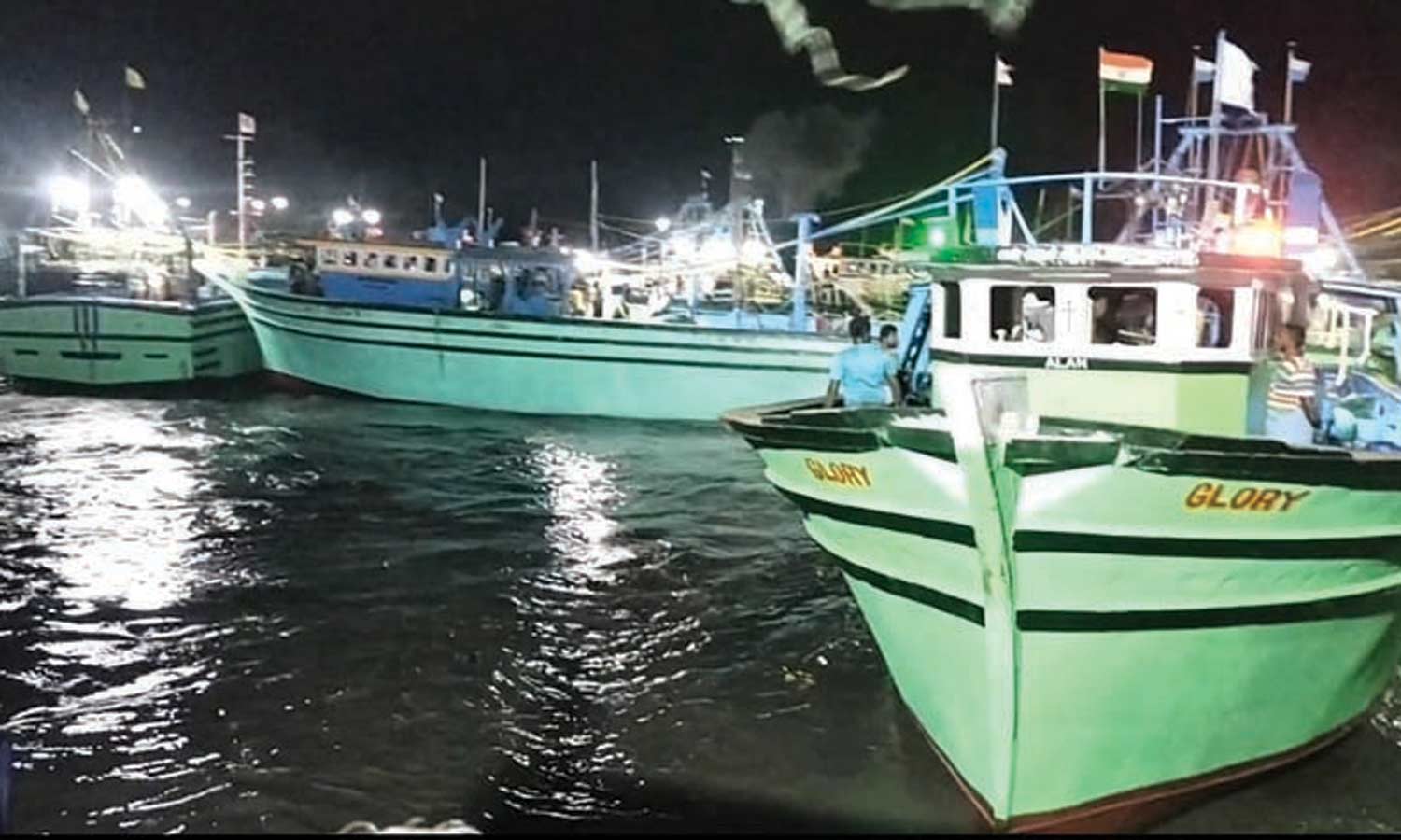 வானிலை மாறுபாடு எச்சரிக்கை: தூத்துக்குடியில் தடையை மீறி கடலுக்கு மீன் பிடிக்க சென்ற மீனவர்கள்