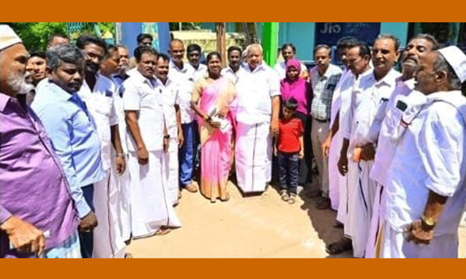 புதிய மின்மாற்றியை எம்.எல்.ஏ. தொடங்கி வைத்தார் புதிய மின்மாற்றியை எம்.எல்.ஏ. தொடங்கி வைத்தார்