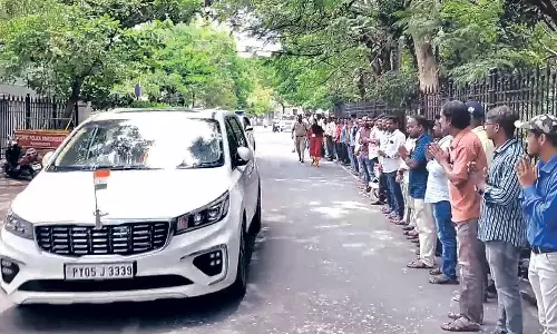 புதுச்சேரி முதலமைச்சர் ரங்கசாமியை நீண்ட வரிசையில் நின்று வணங்கிய அரசு ஊழியர்கள்