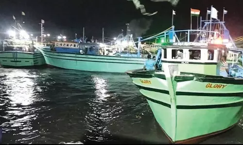 வானிலை மாறுபாடு எச்சரிக்கை: தூத்துக்குடியில் தடையை மீறி கடலுக்கு மீன் பிடிக்க சென்ற மீனவர்கள்