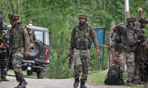 காஷ்மீரில் என்கவுண்ட்டரில் வெளிநாட்டை சேர்ந்த 5 பயங்கரவாதிகள் சுட்டுக்கொலை