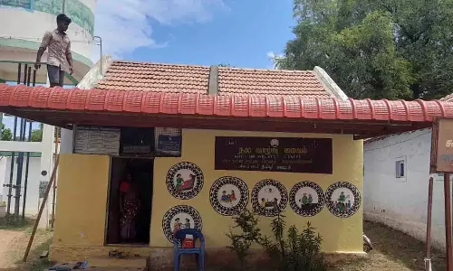 அரசு சுகாதார நிலையத்துக்கு இரும்பு பந்தல் அமைத்துக் கொடுத்த தன்னார்வலர்கள்