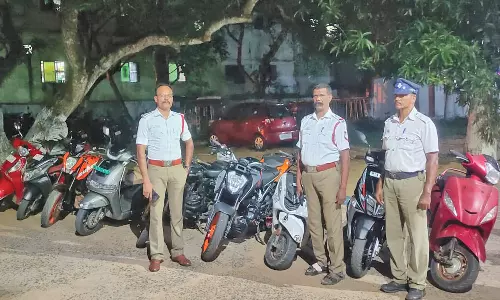 மோட்டார் சைக்கிள் ஓட்டிவந்த 10-க்கும் மேற்பட்ட சிறுவர்களுக்கு அபராதம்