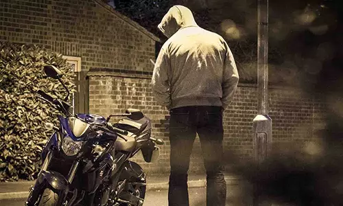 பல்லடம் கடைவீதியில் மோட்டார் சைக்கிளில் வைத்திருந்த ரூ. 60 ஆயிரம்   திருட்டு