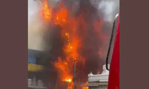 திருப்பதி கோவிந்தராஜ சுவாமி கோவில் அருகே பயங்கர தீ விபத்து