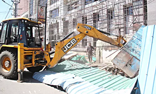 11 கடைகள் போலீஸ் பாதுகாப்புடன் அகற்றம்