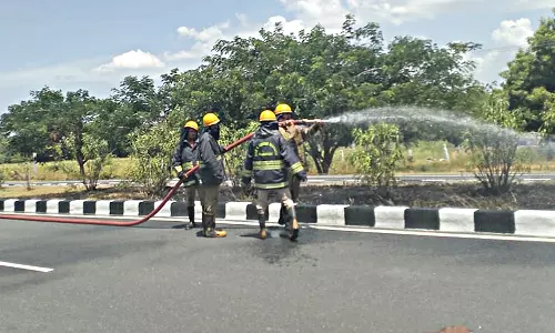 4 வழிச்சாலையில் திடீர் தீ விபத்து