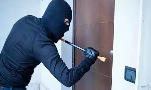 பெயிண்டர் வீட்டில் 20 பவுன் நகை, பணம் கொள்ளை