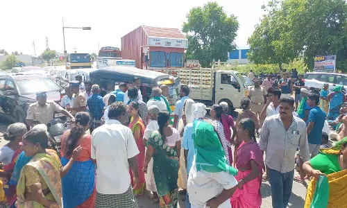 கள்ளக்குறிச்சி அருகே இழப்பீட்டுத் தொகையை உயர்த்தி வழங்க கோரி சாலைமறியல்