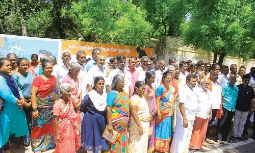 பாபநாச சுவாமி கோவிலில் இரும்பு கதவு அமைக்க எதிர்ப்பு தெரிவித்து கலெக்டர் அலுவலகத்தில் மனு
